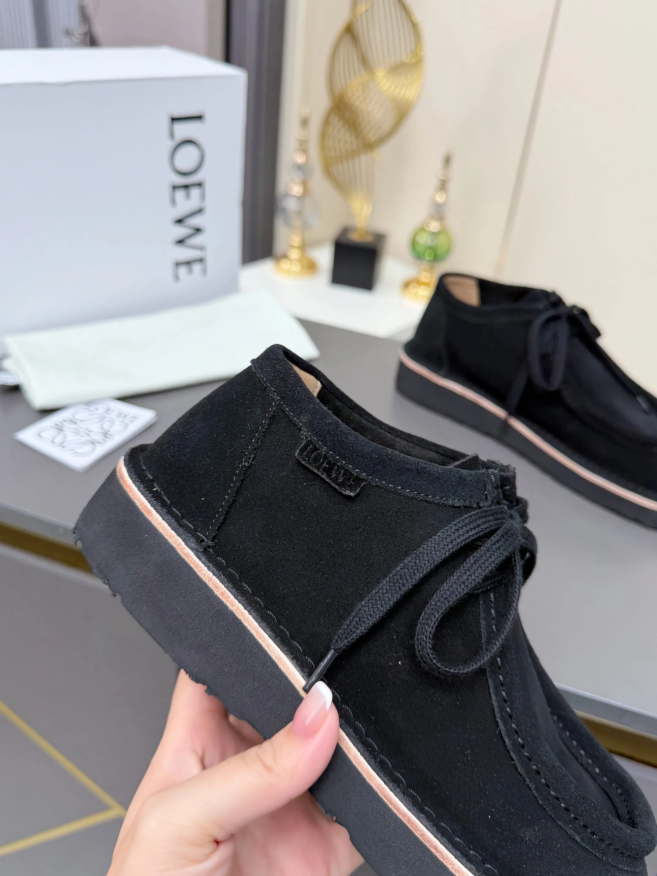 👟👟Ex-factory price 560👟👟 LOEWE·Loewe's latest kangaroo shoes, split cow leather, suede cow leather, thick-soled lace-up casual shoes, lace-up retro British style, from design to texture, allowing you to easily have a high-end luxury wearing experience. The upper is made of imported high-mercerized smooth cow suede. The delicate texture has a natural velvet-like sheen. Every inch exudes low-key sophistication. It is matched with the light-feeling EVA foam outsole. The 3-centimeter heel height is just right. It not only quietly elongates the body shape, but also brings the comfort of walking on the ground! The original version was purchased and developed, and the details are well handled. It is worth owning. It has a unique fashionable and trend-leading style. It is highly recommended to stock up. The shoe style is great, the leather is soft and comfortable, very comfortable on the feet and easy to match. ✦Fabric: imported high mercerized cowhide ✦Lining: no lining ✦Outsole: original EVA foam outsole ✦Number of sizes: women's size: 35#-40# (TT)